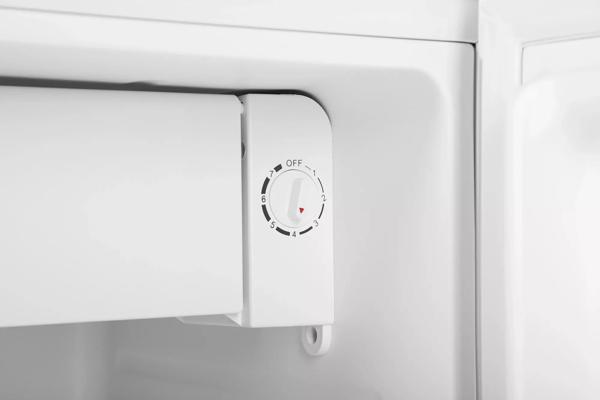 Stop met gokken op standje 3: zo bespaar je bakken met geld op je koelkast