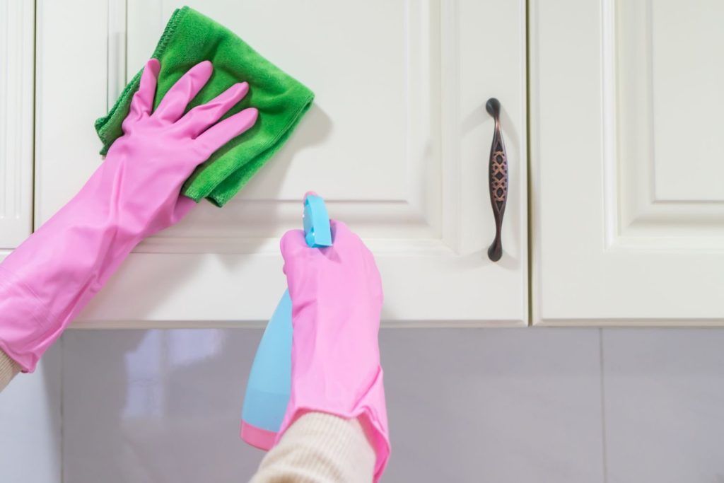 Vergeet dure ontvetters: dit simpele keukenkastje-geheim laat je kastjes weer glanzen als nieuw