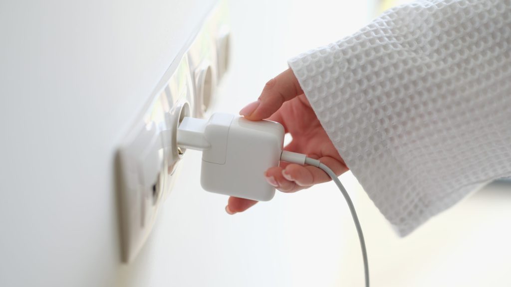 Je gooit elke nacht geld weg zonder dat je het doorhebt door deze sluipverbruikers